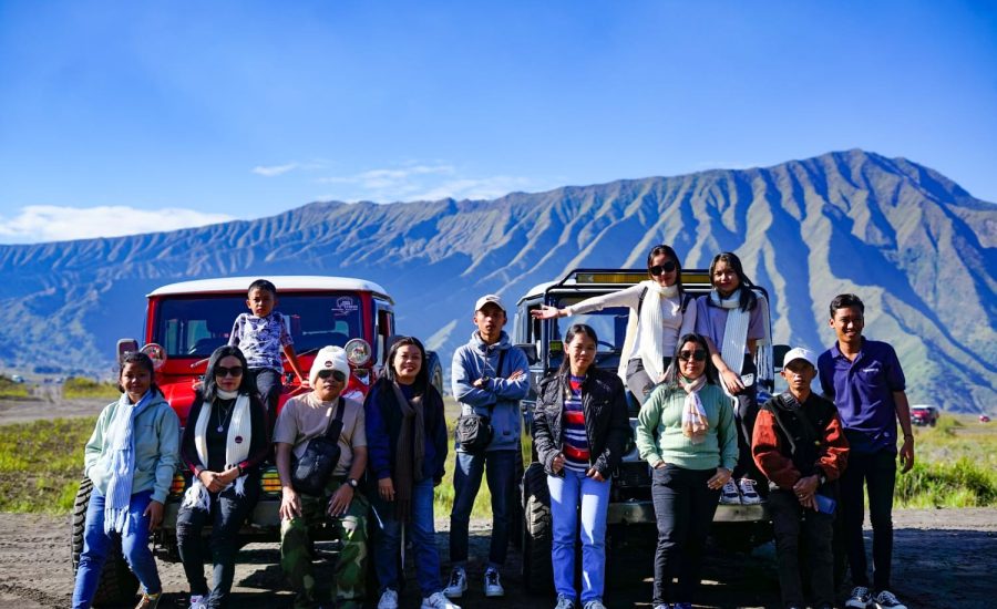 Peserta trip berpose bersama di depan jeep Bromo