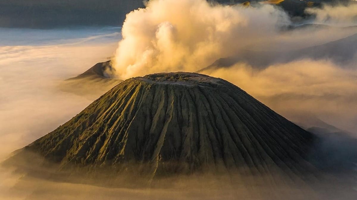 Pemandangan Gunung Batok dan Bromo saat pagi hari