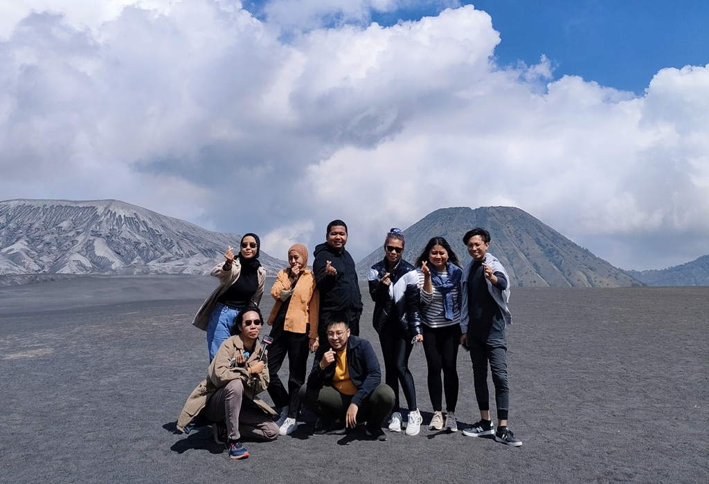 Open trip Jeep Bromo bareng wisatawan lain